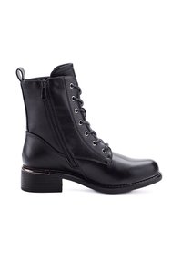 Botte cheville en cuir noir avec zip latéral, devant lacé, tirant en boucle et petit talon empilé avec accent métallique, vue de profil.