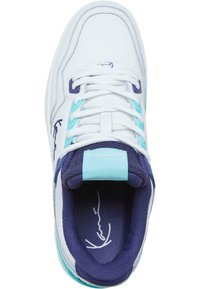 Vita sneakers med lila och turkosa detaljer, med rund tå, snördesign och nätfront. Inuti finns en mjuk, texturerad foder.