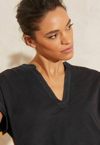 Love & Roses SHORT SLEEVE - Marškinėliai su spaudiniu - black