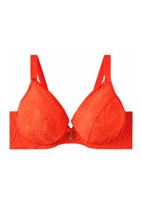 Soutien-gorge en dentelle rouge avec un design en forme de triangle, arborant des motifs complexes et des bords festonnés décoratifs. Quincaillerie en argent au centre avant.