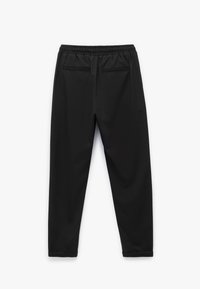 Schwarze Hose mit einem elastischen Bund, schmal zulaufenden Beinen und zwei Gesäßtaschen. Hergestellt aus einem glatten, leichten Stoff.