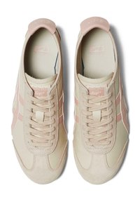 Kluczowe cechy beżowych sneakersów to gładka skórzana cholewka, różowe akcenty i teksturowane sznurowadła. Design jest niskoprofilowy z zaokrąglonym noskiem.