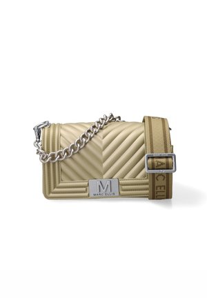 Bolso beige acolchado Marc Ellis con detalle de cadena plateada y correa de tela ajustable con el nombre de la marca en tonos a juego.