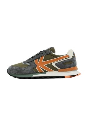 Baskets basses en daim vert et gris, accents orange, talon blanc, semelle noire vues de profil droit.