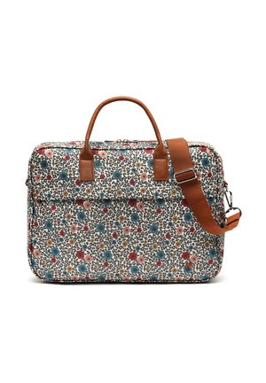 Sac rectangulaire à motif floral avec poignées en cuir marron et une bandoulière marron ajustable sur fond blanc.