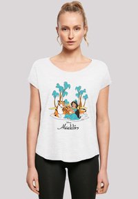 Hvit t-skjorte med kort erm som har et fargerikt grafisk motiv av Aladdin, Jasmine og en tiger mot palmer, med teksten "Disney Aladdin".