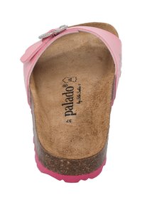 Sandal aperto rosa con tacco a righe in sughero, caratterizzato da un accessorio floreale lucido e una parte superiore in sintetico liscia.