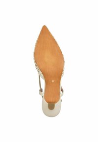 Scarpa con tacco alto e punta affusolata, superiore color crema, texture intrecciata sul retro e una suola di legno liscia con l'etichetta "37".