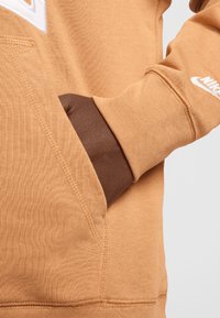 Nike Sportswear CLUB - Polo majica - flax white
