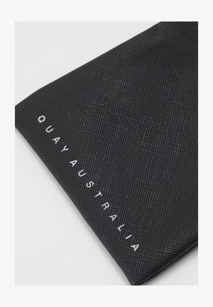 Schwarzer Texturpouch mit einem erhabenen Muster, das den eingeprägten Text "QUAY AUSTRALIA" in weißer Schrift entlang einer Kante zeigt.