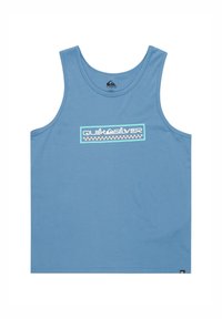 Lyseblå tanktop lavet af bomuld, med et rektangulært logo i hvid, lyseblå og ferskenfarvet med et ternede mønster i bunden.