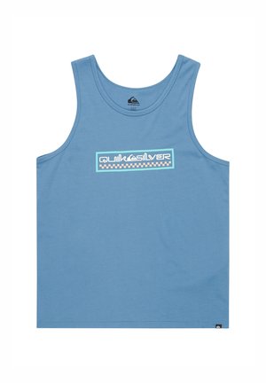 Camiseta sin mangas de color azul claro hecha de algodón, con un logotipo rectangular en blanco, azul claro y melocotón con un patrón de tablero de ajedrez en la parte inferior.