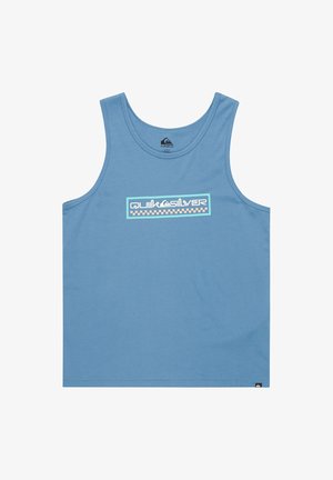 Camiseta sin mangas de color azul claro hecha de algodón, con un logotipo rectangular en blanco, azul claro y melocotón con un patrón de tablero de ajedrez en la parte inferior.