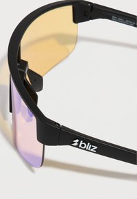 Μαύρα αθλητικά γυαλιά ηλίου με ματ φινίρισμα και φακούς με μωβ απόχρωση. Διαθέτουν ευλύγιστα πλαίσια και το λογότυπο "bliz" στο πλάι.