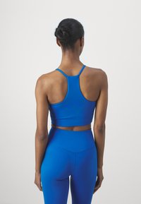 Girlfriend Collective FLOAT CLEO HALTER BRA - Sportski grudnjak s blagom potporom - ultramarine