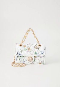 Quiltet hvid håndtaske med blomster- og sommerfuglemønstre, guldbelagte detaljer og en kædesele. Har en cirkulær lukning og flapdesign.