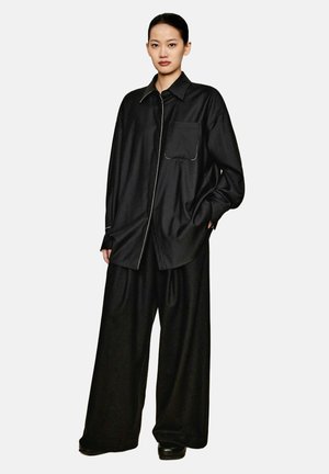 OVERSIZE MIT FALTEN UND GUMMIBUND - Stoffhose - schwarz