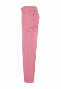 Roze hlače ravnog kroja izrađene od mješavine pamuka. Imaju bočne džepove i suptilne detalje šivanja. Glatka tekstura, moderan dizajn.