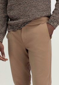 hessnatur REGULAR - Broek - lehm