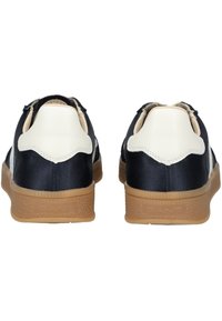 Scarpe sportive navy e crema con tomaia in pelle liscia e suola in gomma testurizzata, caratterizzate da un tallone a contrasto e logo del marchio sul lato.