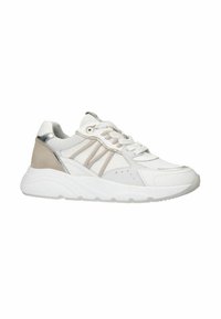 Witte sportieve sneaker met gestructureerd mesh en suède accenten. Bevat zilveren details, ronde veters en een dikke witte zool.
