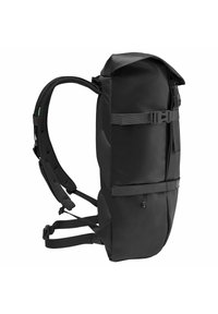 Sac à dos noir avec un design à rabat, fabriqué en tissu résistant à l'eau. Il dispose de bretelles rembourrées et d'une poche zippée à l'avant pour le rangement.