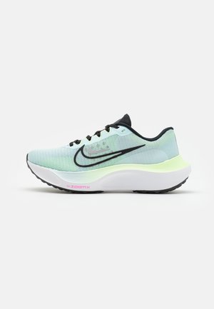 Chaussure de running Nike bleu clair et blanche avec lacets noirs et logo Nike Swoosh, dotée d'une semelle épaisse avec la technologie d'amorti ZoomX.