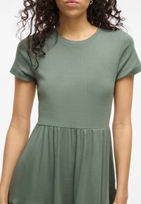 VILA Petite Robe pull - laurel wreath