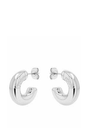 Paar polierte silberne Creolen mit Stecker-Verschlüssen, jeweils mit dem Markennamen "JOOP!" nahe dem oberen Bogen graviert.