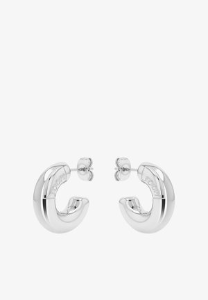 Set van gepolijste zilveren oorringen met steker, elk gegraveerd met de merknaam "JOOP!" nabij de bovenste bocht.