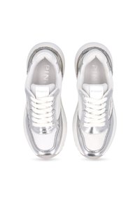 Sneaker atletici bianchi con dettagli metallici argento, tessuto a rete, punta arrotondata e lacci piatti. Logo ben visibile sulla linguetta.