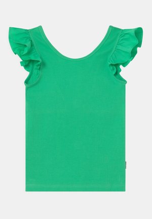 Zielony top bez rękawów prążkowany z falbaniaste rękawki typu czapka oraz okrągłym dekoltem, przedstawiony na płasko na jednolitym tle.