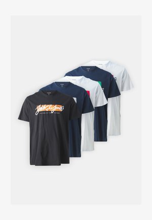 Set van vier t-shirts: zwart, marineblauw, wit en een marineblauw met rode accenten. Katoenen materiaal, korte mouwen en een ronde halsontwerp.