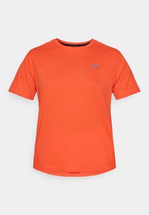 Oranžinė trumpomis rankovėmis marškinėliai, pagaminti iš minkštos medvilnės, su mėlynu kalno logotipu kairėje krūtinės pusėje, su apvalia kaklaine ir įprastu siluetu.