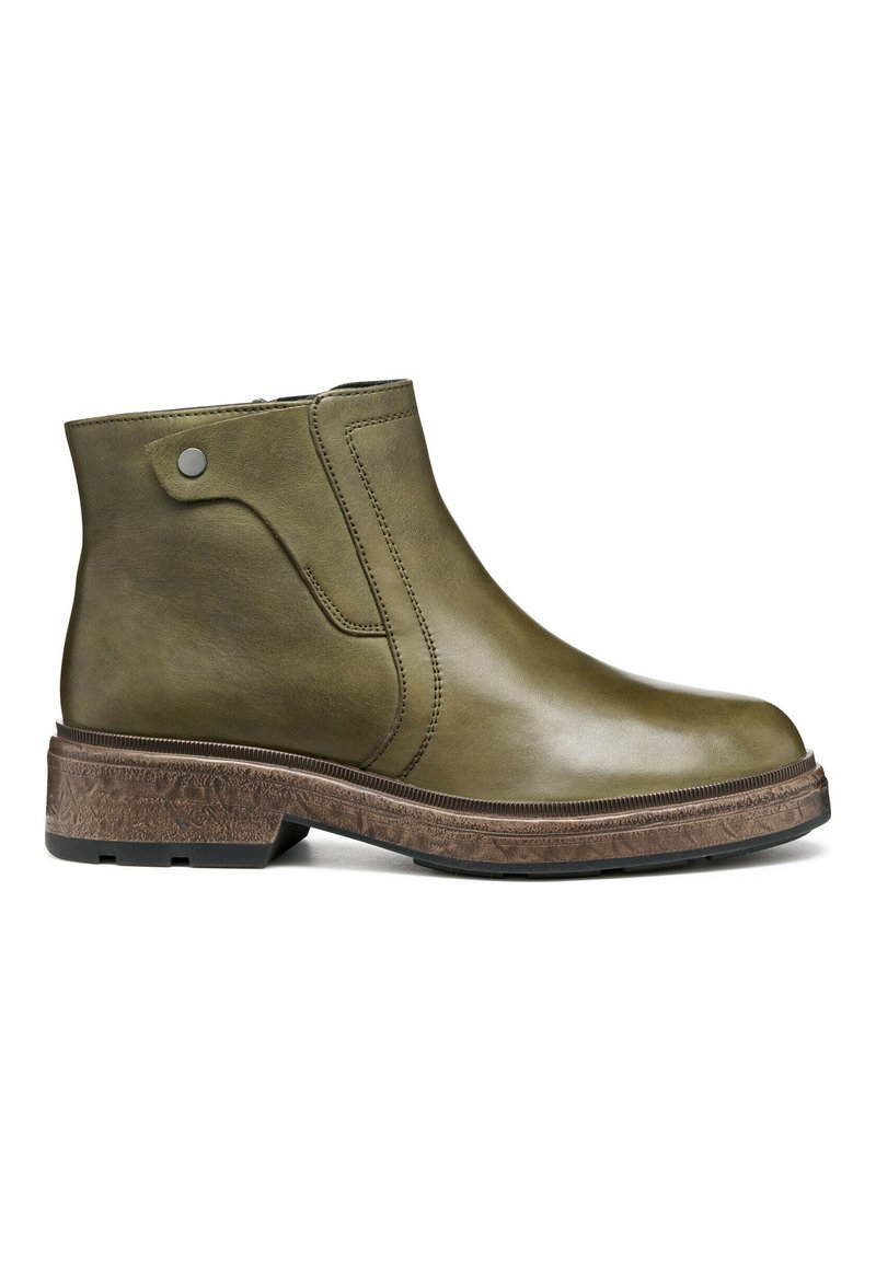 Botte en cuir olive vert à la cheville avec une finition lisse, un bout rond, des coutures latérales et une semelle brune texturée avec des motifs subtils.