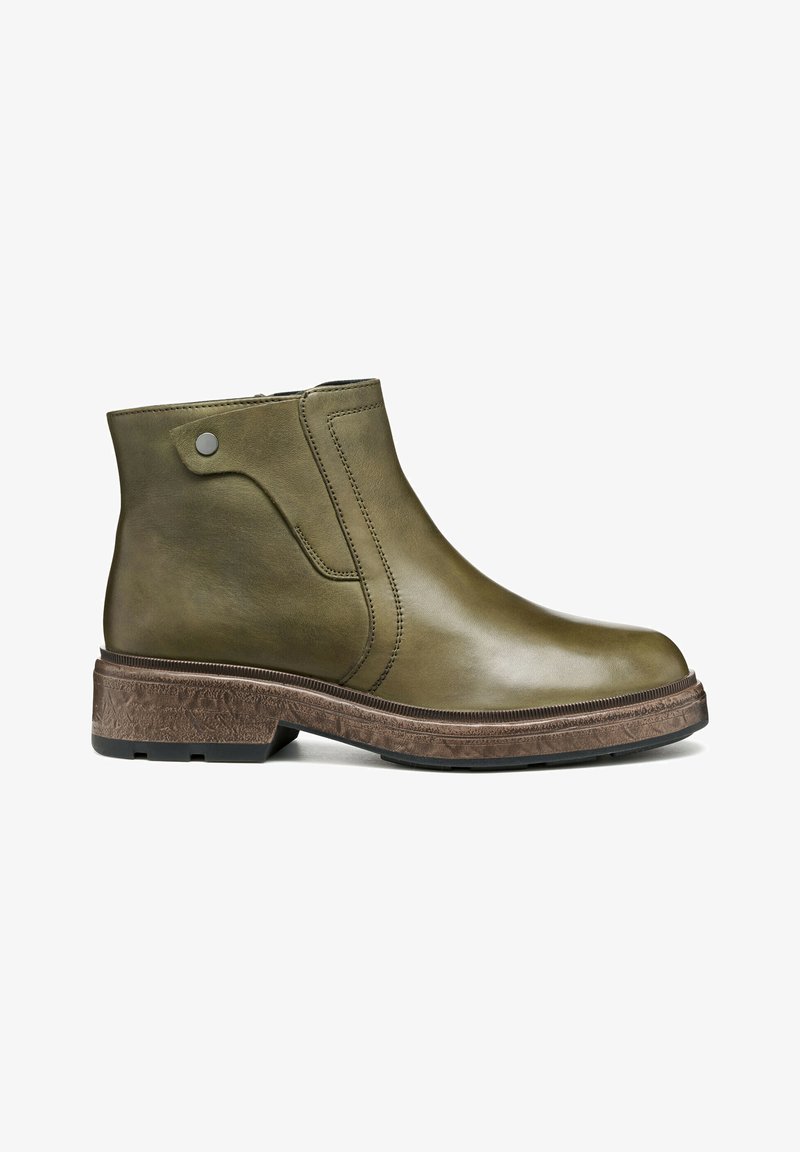 Botte en cuir olive vert à la cheville avec une finition lisse, un bout rond, des coutures latérales et une semelle brune texturée avec des motifs subtils.