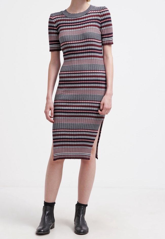 Ribbade stickade klänning med horisontella ränder i rött, grått och vitt. Korta ärmar, längd till mitt på vaden, sidospalt, kombinerad med svarta ankelstövlar.