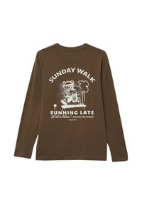 Lange bruine blouse met lange mouwen met witte print van een rennende beer, een boom, en de tekst: "Zondag wandeling, te laat, verdwaal in de natuur!"