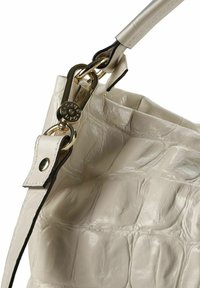 Borsa a tracolla in pelle color beige chiaro con effetto coccodrillo e manico crema; presenta accessori dorati e chiusura a scatto con dettaglio logo rotondo.