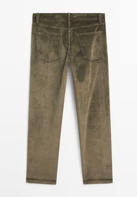 Olivengrønne fløjlsbukser med en glat tekstur, lige ben-design og to baglommer med rektangulære klapper.