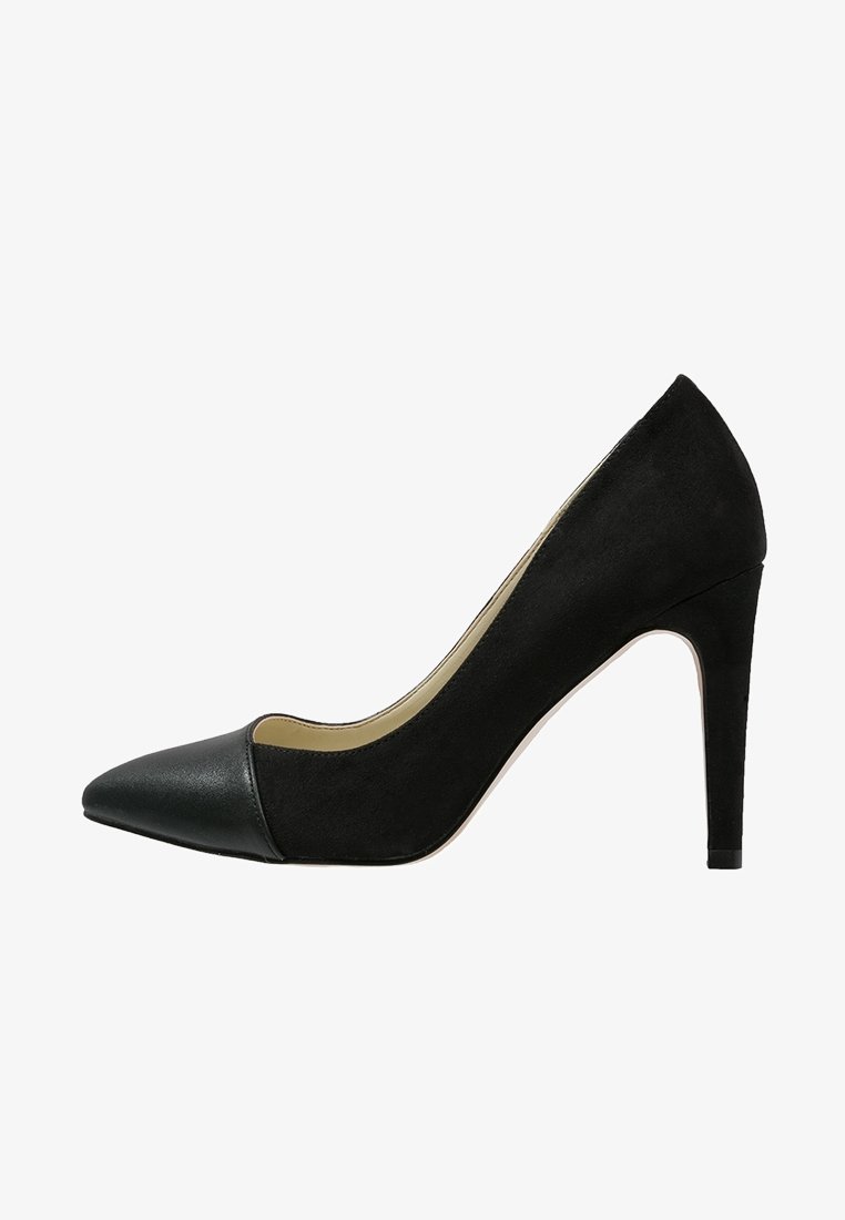 Escarpin noir à talon aigu avec un bout pointu, présentant un capuchon en cuir lisse noir et une tige en suède noir texturé. Design à talon stilettos.
