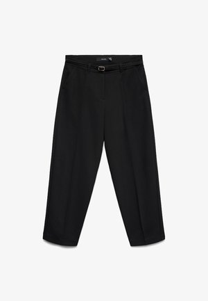 Crne hlače visokog struka, krojene, s tankim remenom, bočnim džepovima i bez vidljivih kopči, prikazane položene na bijeloj pozadini.