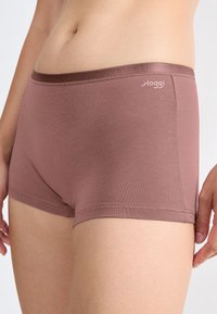 Bruna Sloggi kalsonger i mjukt tyg, med en mjuk midjeresår och sydda kanter, designade för komfort och passform.
