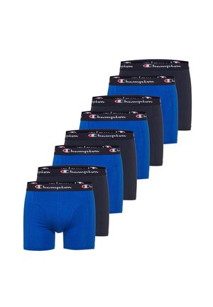 Aufeinander gestapelte neun Boxershorts von Champion in abwechselndem Blau und Schwarz, jeweils mit einem schwarzen Bund mit rotem und weißem Logo.