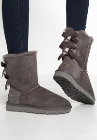 UGG - BAILEY BOW - Botine clasice - grey Imagine miniatură 1