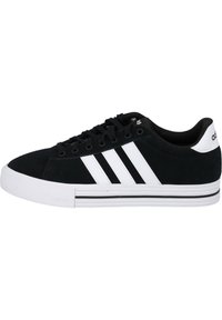Baskets en daim noir avec accents de rayures blanches, bout rond, semelle plate blanche et lacets noirs. Présente le logo adidas au talon.