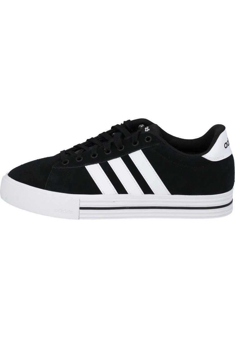 Baskets en daim noir avec accents de rayures blanches, bout rond, semelle plate blanche et lacets noirs. Présente le logo adidas au talon.