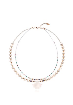 Collier de perles et pierres précieuses composé de plusieurs rangs de perles rondes, de petites perles colorées et d'un pendentif décoratif avec des détails floraux.