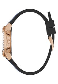 Montre dorée avec un boîtier rectangulaire, un bracelet en caoutchouc noir, des accents ressemblant à des diamants et un fond en textile bleu. La vue de côté met en valeur les boutons et les cornes.