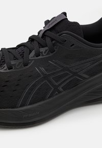 Scarpa da corsa nera con parte superiore in mesh testurizzato, design elegante e suola ammortizzata con il marchio "FF Blast+" sul lato.